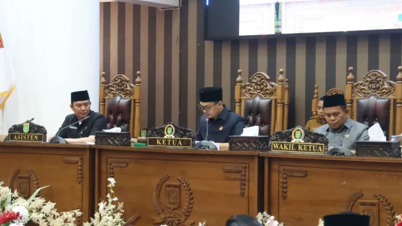 Rapat paripurna DPRD Tanah Bumbu membahas dua Raperda inisiatif tentang penanggulangan kemiskinan dan pengembangan sumber daya manusia, Senin (05/10/2026).
