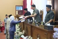 Ketua DPRD Tanah Bumbu Andrean Atma Maulani bersama pimpinan dewan menerima penyampaian pemandangan umum fraksi-fraksi terhadap RAPBD Tahun Anggaran 2027 dalam rapat paripurna di Ruang Sidang Utama, Senin (19/10/2026).