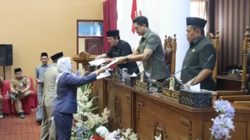 Ketua DPRD Tanah Bumbu Andrean Atma Maulani bersama pimpinan dewan menerima penyampaian pemandangan umum fraksi-fraksi terhadap RAPBD Tahun Anggaran 2027 dalam rapat paripurna di Ruang Sidang Utama, Senin (19/10/2026).
