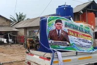 Hasanuddin menyalurkan bantuan air bersih kepada warga terdampak kekeringan di Kecamatan Kusan Hilir, Tanah Bumbu.