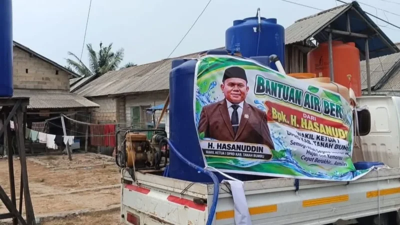 Hasanuddin menyalurkan bantuan air bersih kepada warga terdampak kekeringan di Kecamatan Kusan Hilir, Tanah Bumbu.