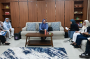 Ketua Dekranasda Tanah Bumbu Andi Irmayani Rudi Latif memimpin rapat evaluasi dan pengembangan inovasi produk kerajinan di Gerai Dekranasda Pasar Minggu, Kecamatan Simpang Empat, Sabtu (3/10/2026).