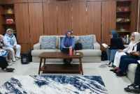 Ketua Dekranasda Tanah Bumbu Andi Irmayani Rudi Latif memimpin rapat evaluasi dan pengembangan inovasi produk kerajinan di Gerai Dekranasda Pasar Minggu, Kecamatan Simpang Empat, Sabtu (3/10/2026).