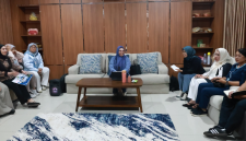 Ketua Dekranasda Tanah Bumbu Andi Irmayani Rudi Latif memimpin rapat evaluasi dan pengembangan inovasi produk kerajinan di Gerai Dekranasda Pasar Minggu, Kecamatan Simpang Empat, Sabtu (3/10/2026).
