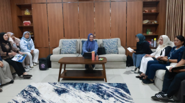 Ketua Dekranasda Tanah Bumbu Andi Irmayani Rudi Latif memimpin rapat evaluasi dan pengembangan inovasi produk kerajinan di Gerai Dekranasda Pasar Minggu, Kecamatan Simpang Empat, Sabtu (3/10/2026).