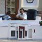 Ketua KPU Tanah Bumbu Puryadi (atas) dan bangunan musala Al-Lathif di area depan Kantor KPU Tanah Bumbu (bawah).
