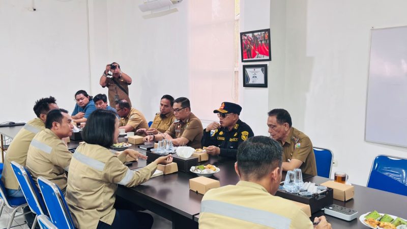 Bupati Kotabaru H. Muhammad Rusli bersama jajaran pemerintah daerah membahas alternatif penyediaan air bersih dengan PT Sebuku Tanjung Coal, Senin (5/10/2026).