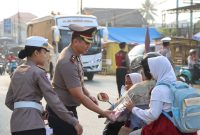 Kapolres Tanah Bumbu AKBP Novy Adi Wibowo mengatur langsung lalu lintas di SMK Kodeco dan SD Negeri 4 Tungkaran Pangeran