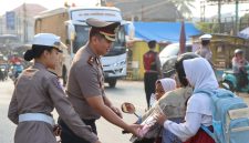 Kapolres Tanah Bumbu AKBP Novy Adi Wibowo mengatur langsung lalu lintas di SMK Kodeco dan SD Negeri 4 Tungkaran Pangeran