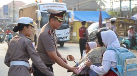 Kapolres Tanah Bumbu AKBP Novy Adi Wibowo mengatur langsung lalu lintas di SMK Kodeco dan SD Negeri 4 Tungkaran Pangeran