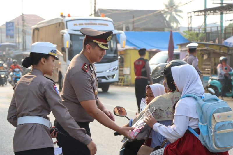 Kapolres Tanah Bumbu AKBP Novy Adi Wibowo mengatur langsung lalu lintas di SMK Kodeco dan SD Negeri 4 Tungkaran Pangeran