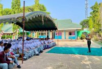 Kapolres Tanah Bumbu AKBP Novy Adi Wibowo mengedukasi para pelajar SMAN 1 Simpang Empat mulai bahaya penyalahgunaan narkoba dan lainnya