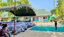 Kapolres Tanah Bumbu AKBP Novy Adi Wibowo mengedukasi para pelajar SMAN 1 Simpang Empat mulai bahaya penyalahgunaan narkoba dan lainnya