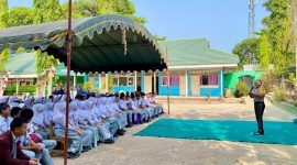 Kapolres Tanah Bumbu AKBP Novy Adi Wibowo mengedukasi para pelajar SMAN 1 Simpang Empat mulai bahaya penyalahgunaan narkoba dan lainnya