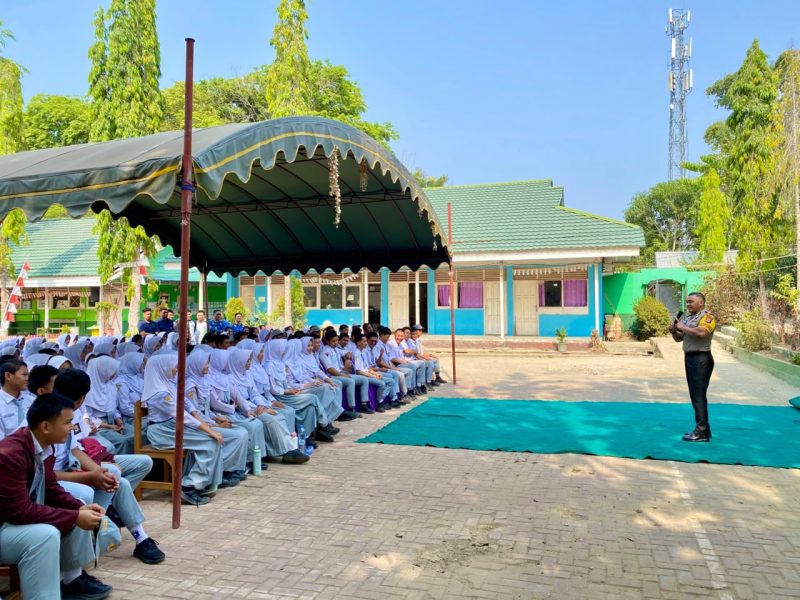 Kapolres Tanah Bumbu AKBP Novy Adi Wibowo mengedukasi para pelajar SMAN 1 Simpang Empat mulai bahaya penyalahgunaan narkoba dan lainnya