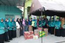 Ketua TP PKK Kabupaten Tanah Bumbu, Andi Irmayani Rudi Latif, bersama pengurus meninjau lokasi kebakaran dan menyerahkan bantuan kepada warga terdampak di Gang Andalas, Kelurahan Kampung Baru, Kecamatan Simpang Empat, Kamis (22/10/2026).