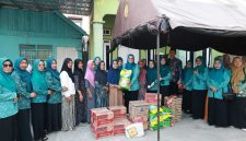 Ketua TP PKK Kabupaten Tanah Bumbu, Andi Irmayani Rudi Latif, bersama pengurus meninjau lokasi kebakaran dan menyerahkan bantuan kepada warga terdampak di Gang Andalas, Kelurahan Kampung Baru, Kecamatan Simpang Empat, Kamis (22/10/2026).