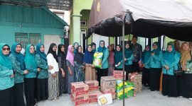 Ketua TP PKK Kabupaten Tanah Bumbu, Andi Irmayani Rudi Latif, bersama pengurus meninjau lokasi kebakaran dan menyerahkan bantuan kepada warga terdampak di Gang Andalas, Kelurahan Kampung Baru, Kecamatan Simpang Empat, Kamis (22/10/2026).