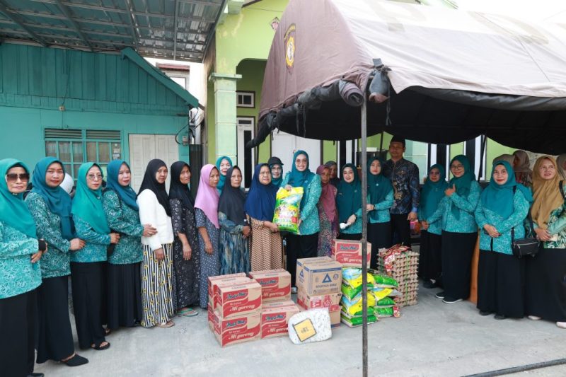 Ketua TP PKK Kabupaten Tanah Bumbu, Andi Irmayani Rudi Latif, bersama pengurus meninjau lokasi kebakaran dan menyerahkan bantuan kepada warga terdampak di Gang Andalas, Kelurahan Kampung Baru, Kecamatan Simpang Empat, Kamis (22/10/2026).