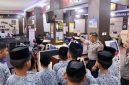 Kapolres Tanah Bumbu AKBP Novy Adi Wibowo memberikan edukasi kepada siswa SMP Muhammadiyah saat kegiatan pembelajaran luar kelas di Polres Tanah Bumbu.