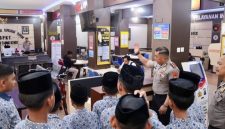 Kapolres Tanah Bumbu AKBP Novy Adi Wibowo memberikan edukasi kepada siswa SMP Muhammadiyah saat kegiatan pembelajaran luar kelas di Polres Tanah Bumbu.