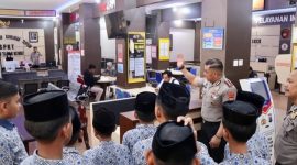 Kapolres Tanah Bumbu AKBP Novy Adi Wibowo memberikan edukasi kepada siswa SMP Muhammadiyah saat kegiatan pembelajaran luar kelas di Polres Tanah Bumbu.