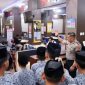 Kapolres Tanah Bumbu AKBP Novy Adi Wibowo memberikan edukasi kepada siswa SMP Muhammadiyah saat kegiatan pembelajaran luar kelas di Polres Tanah Bumbu.