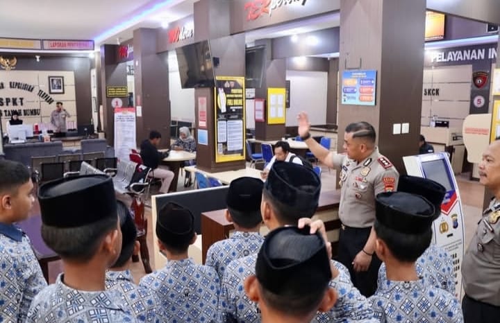 Kapolres Tanah Bumbu AKBP Novy Adi Wibowo memberikan edukasi kepada siswa SMP Muhammadiyah saat kegiatan pembelajaran luar kelas di Polres Tanah Bumbu.