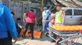 Petugas kepolisian bersama tim medis mengevakuasi korban tenggelam di Sungai Bedog, Kabupaten Bantul, Daerah Istimewa Yogyakarta, Kamis (22/10/2026)./ Istimewa