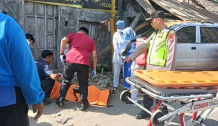 Petugas kepolisian bersama tim medis mengevakuasi korban tenggelam di Sungai Bedog, Kabupaten Bantul, Daerah Istimewa Yogyakarta, Kamis (22/10/2026)./ Istimewa