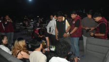: Petugas gabungan Polda Kalsel memeriksa pengunjung dan barang bawaan saat razia narkotika di salah satu tempat hiburan malam di Banjarmasin, Sabtu (24/10/2026) malam.