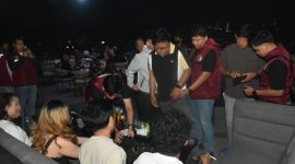 : Petugas gabungan Polda Kalsel memeriksa pengunjung dan barang bawaan saat razia narkotika di salah satu tempat hiburan malam di Banjarmasin, Sabtu (24/10/2026) malam.