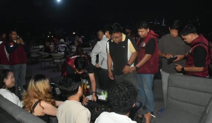 : Petugas gabungan Polda Kalsel memeriksa pengunjung dan barang bawaan saat razia narkotika di salah satu tempat hiburan malam di Banjarmasin, Sabtu (24/10/2026) malam.