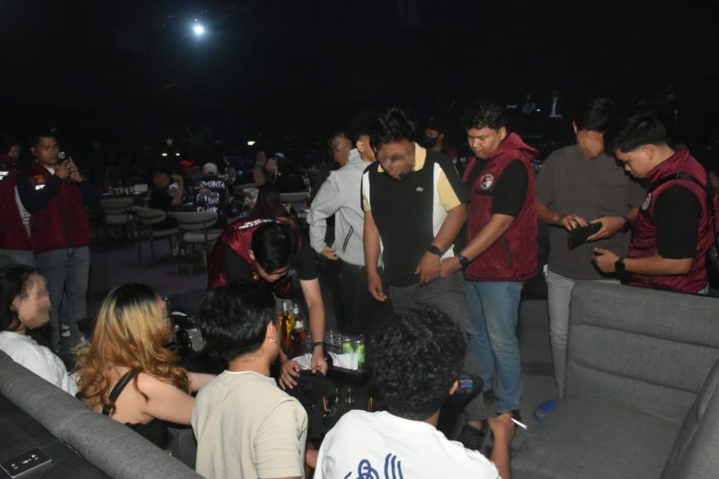 : Petugas gabungan Polda Kalsel memeriksa pengunjung dan barang bawaan saat razia narkotika di salah satu tempat hiburan malam di Banjarmasin, Sabtu (24/10/2026) malam.