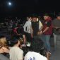 : Petugas gabungan Polda Kalsel memeriksa pengunjung dan barang bawaan saat razia narkotika di salah satu tempat hiburan malam di Banjarmasin, Sabtu (24/10/2026) malam.