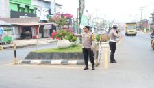  Kapolres Tanah Laut AKBP Ricky Boy Siallagan bersama personel mengatur arus lalu lintas di Kota Pelaihari.