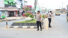 Kapolres Tanah Laut AKBP Ricky Boy Siallagan bersama personel mengatur arus lalu lintas di Kota Pelaihari.