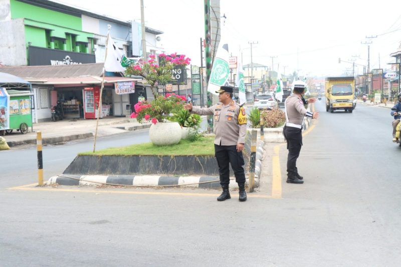  Kapolres Tanah Laut AKBP Ricky Boy Siallagan bersama personel mengatur arus lalu lintas di Kota Pelaihari.