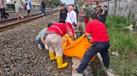 Petugas melakukan penanganan di lokasi kejadian seorang pria yang meninggal dunia setelah tertemper kereta api di perlintasan Soragan, Ngestiharjo, Kasihan, Bantul, Kamis (29/10/2026).