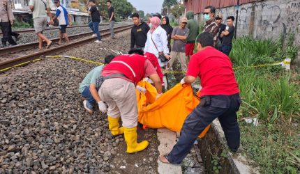 Petugas melakukan penanganan di lokasi kejadian seorang pria yang meninggal dunia setelah tertemper kereta api di perlintasan Soragan, Ngestiharjo, Kasihan, Bantul, Kamis (29/10/2026).