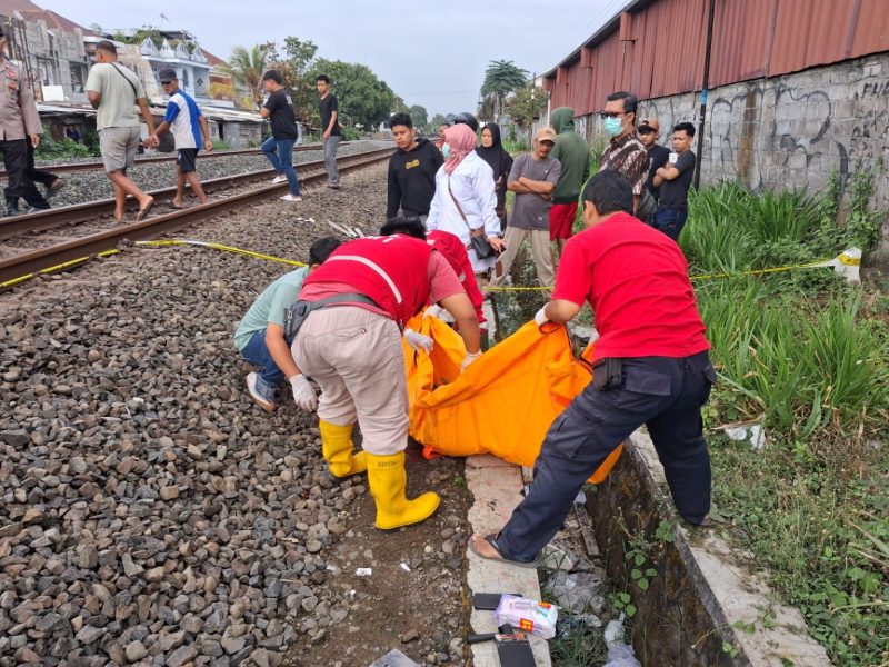 Petugas melakukan penanganan di lokasi kejadian seorang pria yang meninggal dunia setelah tertemper kereta api di perlintasan Soragan, Ngestiharjo, Kasihan, Bantul, Kamis (29/10/2026).