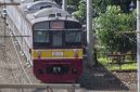 Petugas mengevakuasi pengendara sepeda motor yang mengalami luka berat setelah tertemper KRL di perlintasan JPL 19 dekat Stasiun Pasar Minggu, Jakarta Selatan, Minggu (25/10/2026).