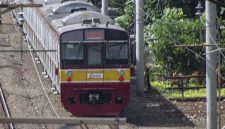 Petugas mengevakuasi pengendara sepeda motor yang mengalami luka berat setelah tertemper KRL di perlintasan JPL 19 dekat Stasiun Pasar Minggu, Jakarta Selatan, Minggu (25/10/2026).