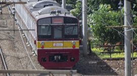Petugas mengevakuasi pengendara sepeda motor yang mengalami luka berat setelah tertemper KRL di perlintasan JPL 19 dekat Stasiun Pasar Minggu, Jakarta Selatan, Minggu (25/10/2026).