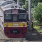 Petugas mengevakuasi pengendara sepeda motor yang mengalami luka berat setelah tertemper KRL di perlintasan JPL 19 dekat Stasiun Pasar Minggu, Jakarta Selatan, Minggu (25/10/2026).