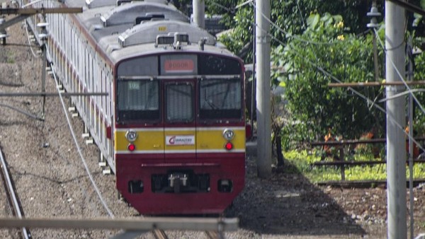 Petugas mengevakuasi pengendara sepeda motor yang mengalami luka berat setelah tertemper KRL di perlintasan JPL 19 dekat Stasiun Pasar Minggu, Jakarta Selatan, Minggu (25/10/2026).