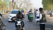 Petugas BPBD dan Dinas Kesehatan Tanah Bumbu membagikan masker gratis kepada masyarakat dan pengguna jalan sebagai langkah antisipasi dampak kabut asap karhutla.