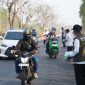 Petugas BPBD dan Dinas Kesehatan Tanah Bumbu membagikan masker gratis kepada masyarakat dan pengguna jalan sebagai langkah antisipasi dampak kabut asap karhutla.