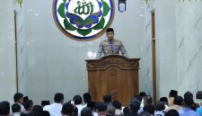 Kapolri Jenderal Polisi Suyudi Ario Seto saat menjadi khatib salat Jumat di Masjid Al-Ikhlas, Mabes Polri, Jumat (9/10/2026).