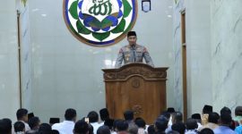 Kapolri Jenderal Polisi Suyudi Ario Seto saat menjadi khatib salat Jumat di Masjid Al-Ikhlas, Mabes Polri, Jumat (9/10/2026).